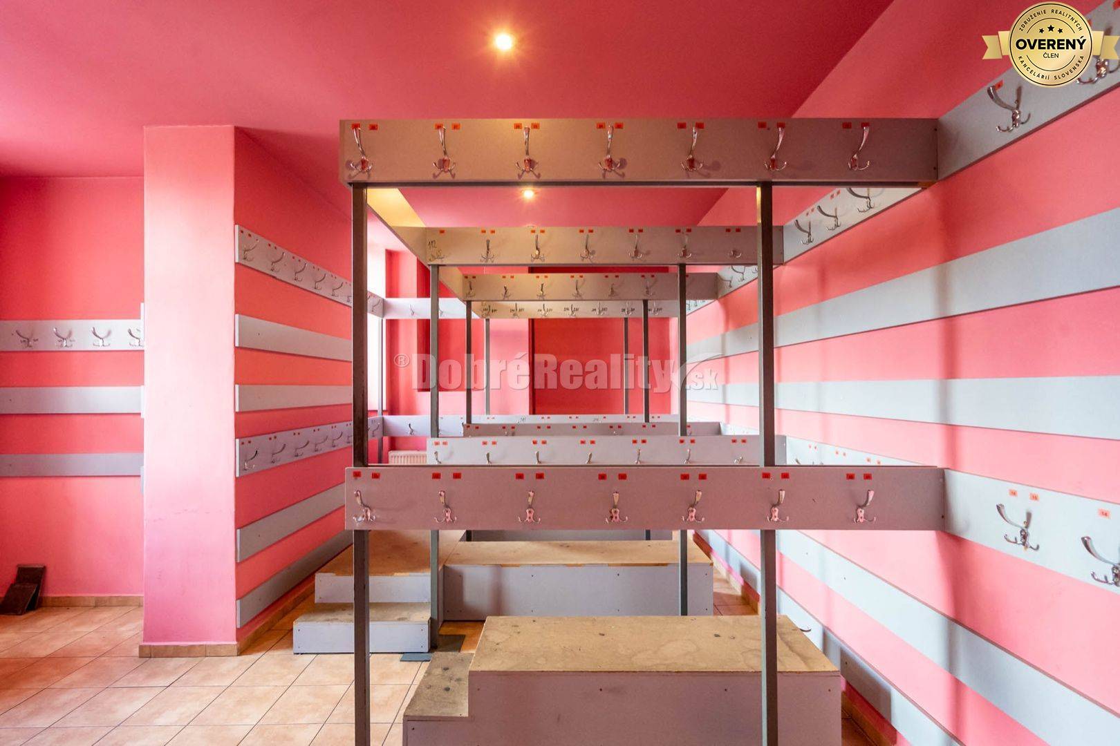 PREDAJ: Polyfunkčný objekt Sokolovňa, 1395 m2, Brezno