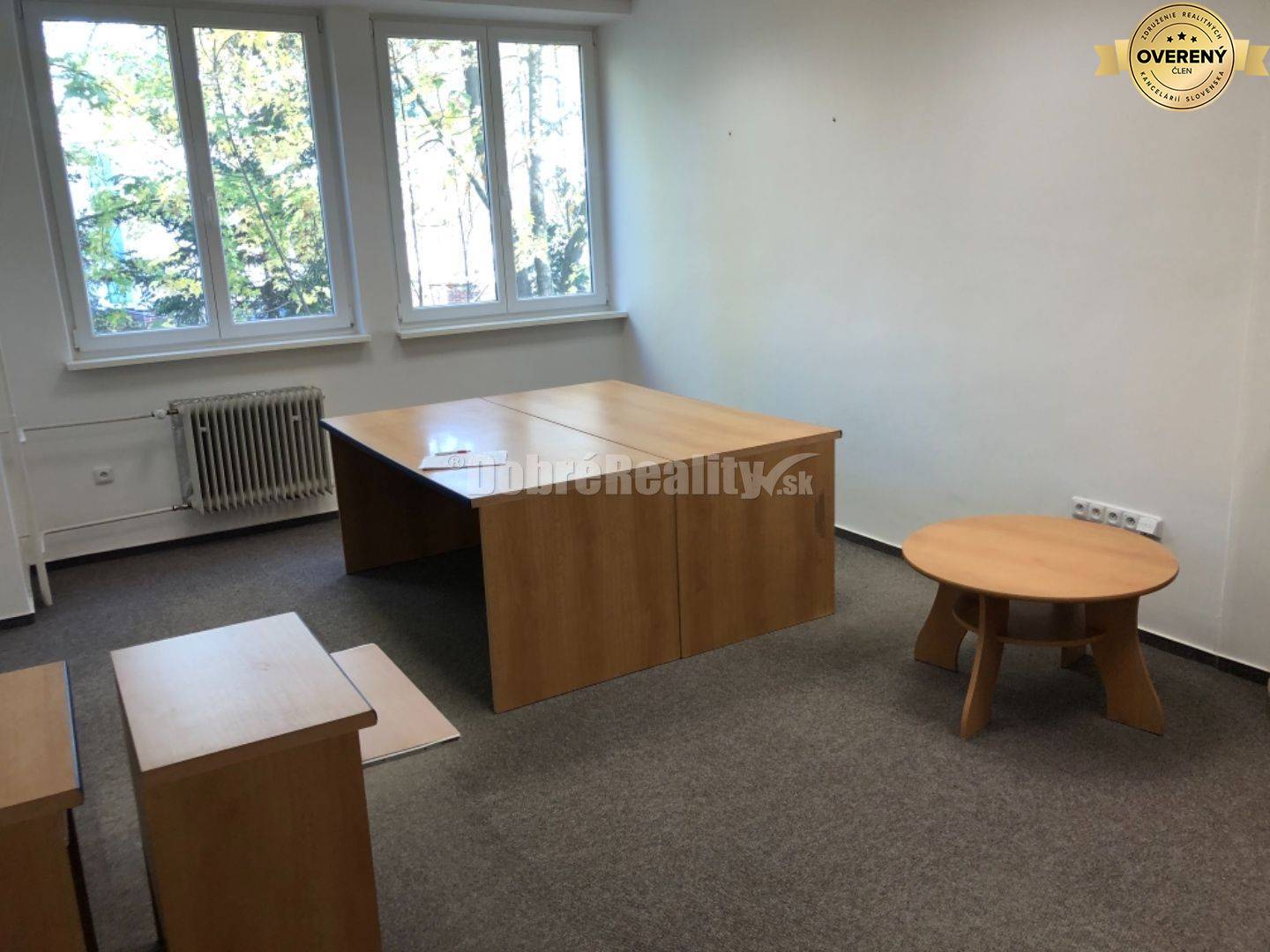 Na prenajom lacná priestranna kancelária  na Dlhej ulici.