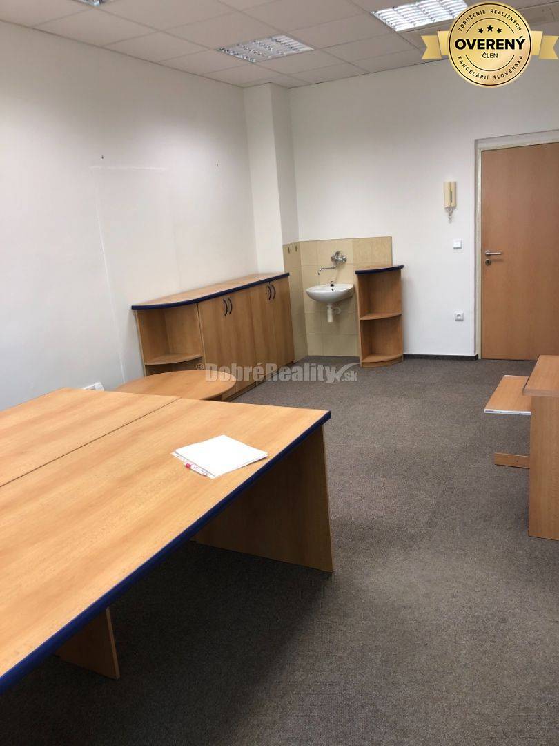 Na prenajom lacná priestranna kancelária  na Dlhej ulici.