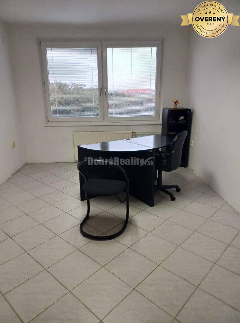 Ponúkame na prenájom kancelársky priestor v centre Nových Zámkov.