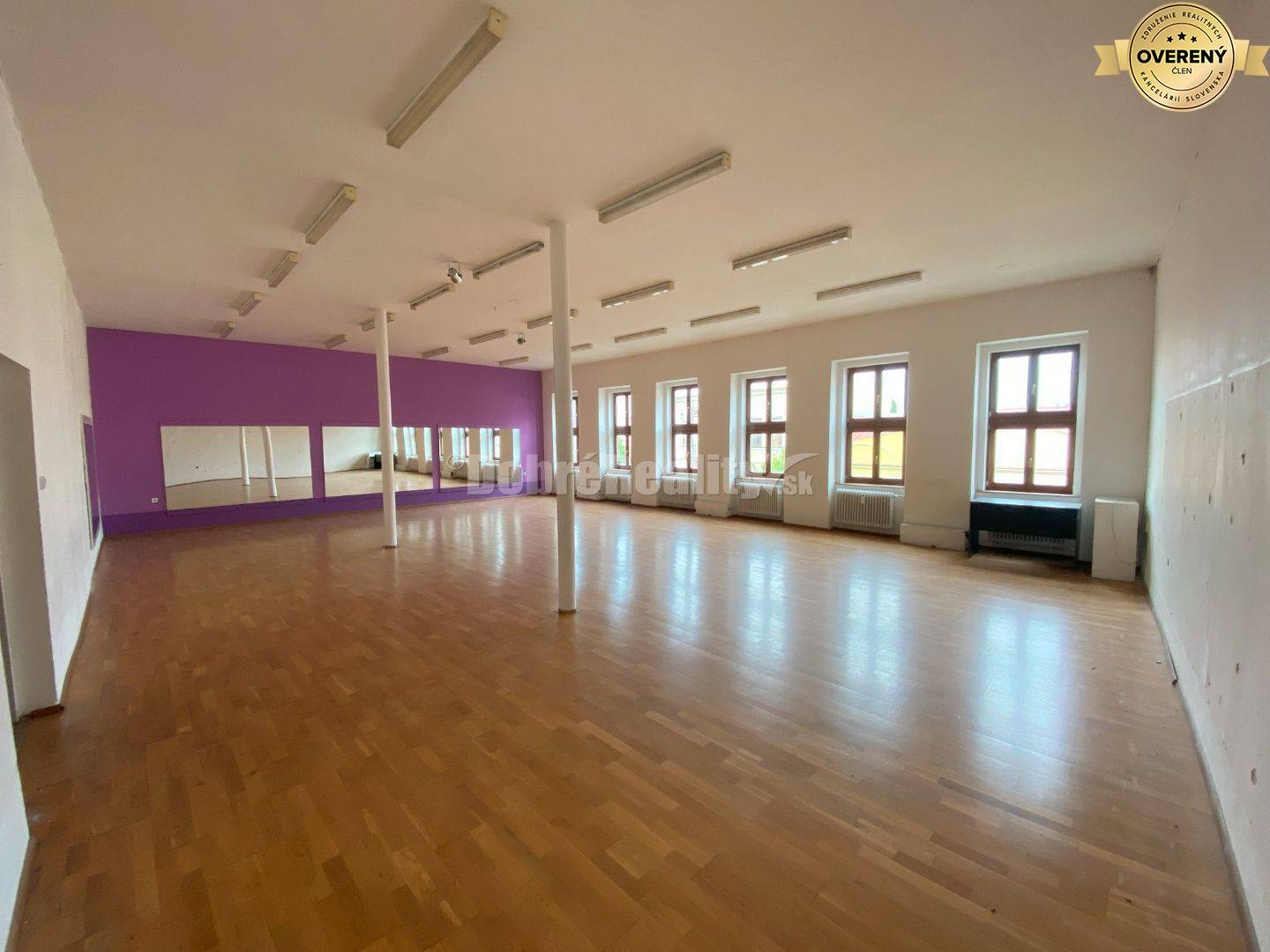 Na predaj pekná komerčná budova v centre mesta Lučenec