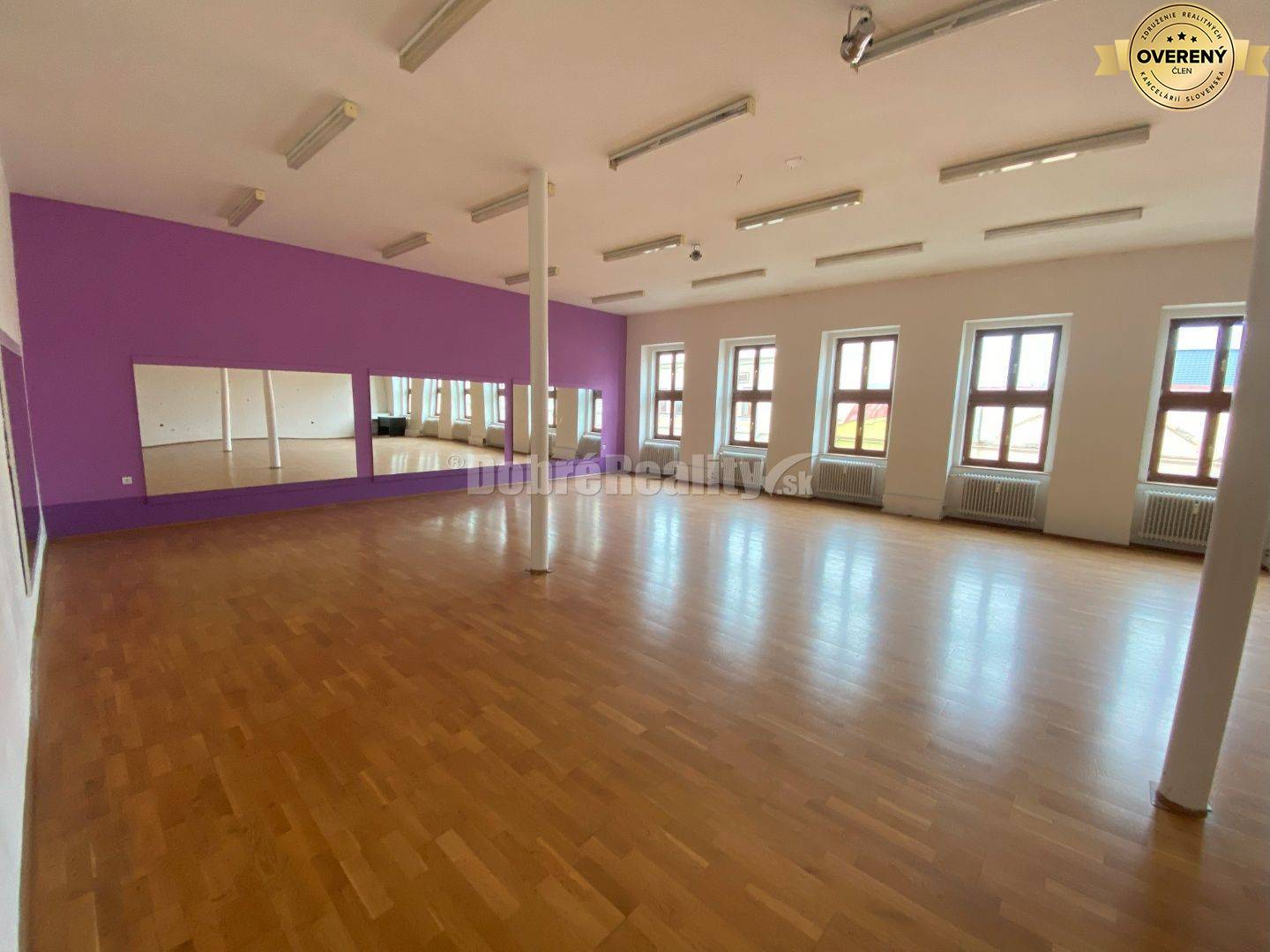 Na predaj pekná komerčná budova v centre mesta Lučenec