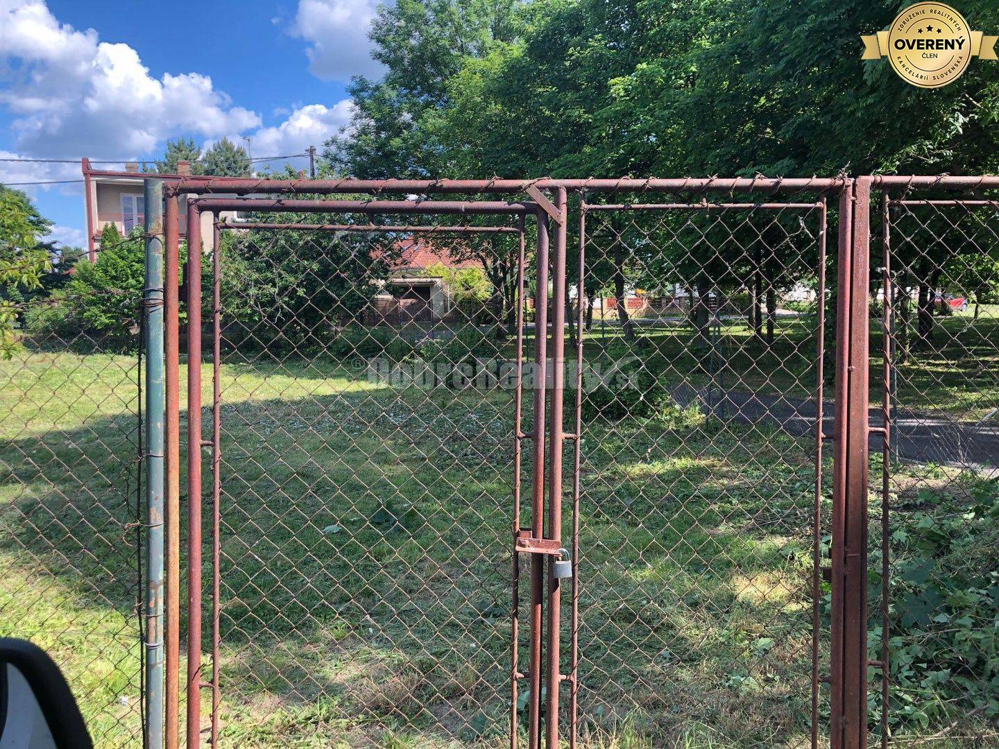 Pekný pozemok v obci Bánov pri parku