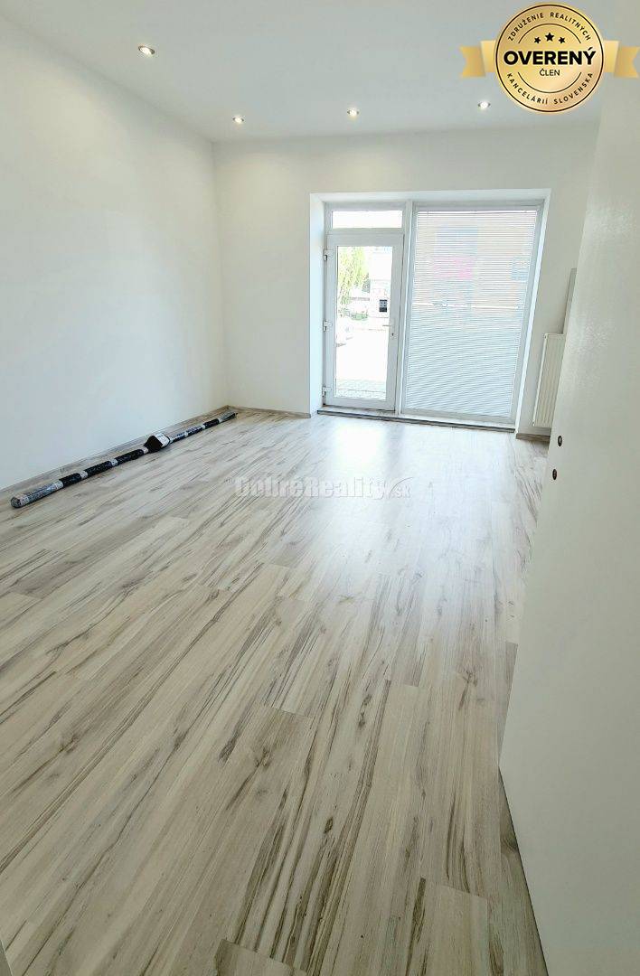 Dobré reality - na predaj priestor na prízemí 42.30m2 s výkladom do ul