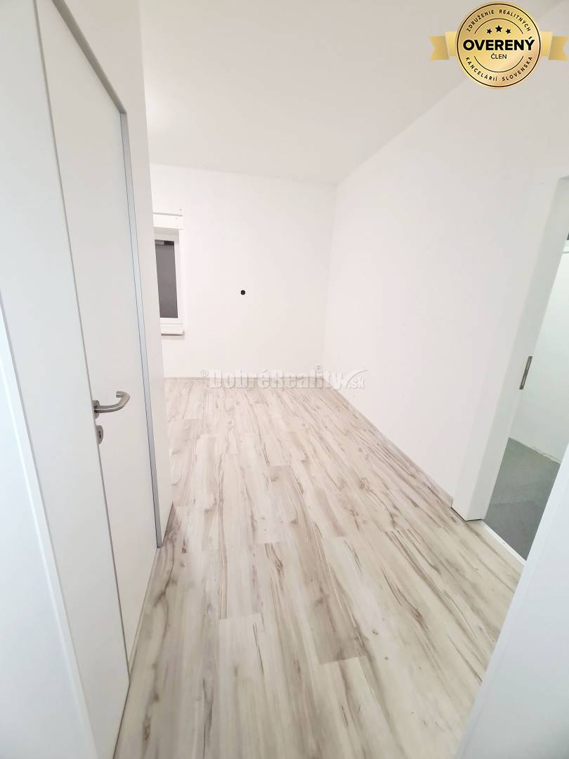 Dobré reality - na predaj priestor na prízemí 42.30m2 s výkladom do ul