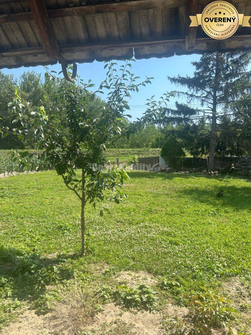 Exkluzívne, pozemok pri Váhu s malou chalúpkou, murovanou pecou a pivn