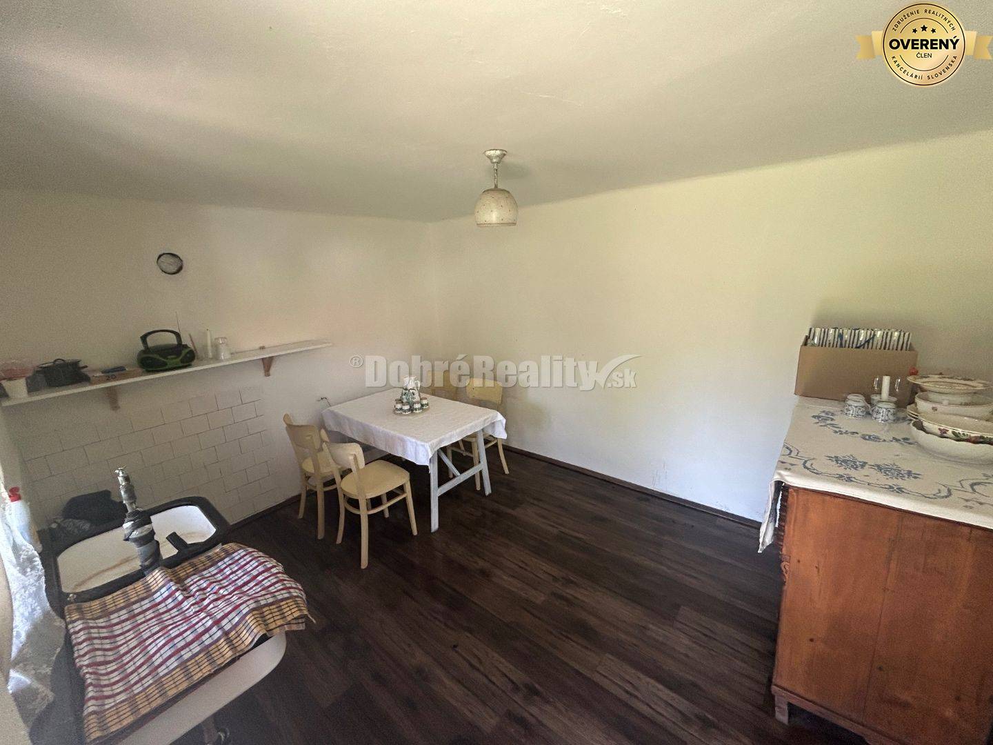 Exkluzívne, pozemok pri Váhu s malou chalúpkou, murovanou pecou a pivn