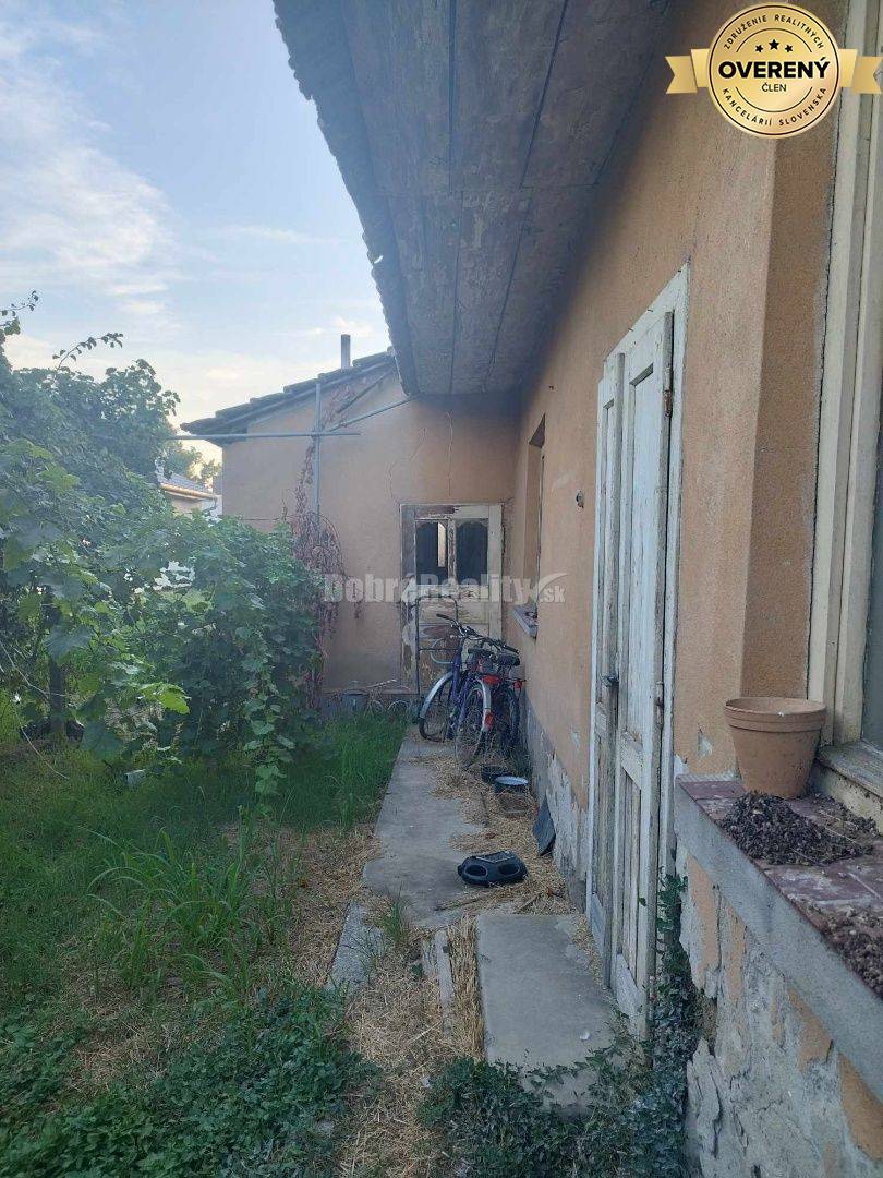 Starší rodinný dom v obci Vlčany , vhodný na kompletnú rekonštrukciu