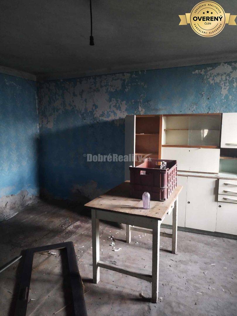 Starší rodinný dom v obci Vlčany , vhodný na kompletnú rekonštrukciu