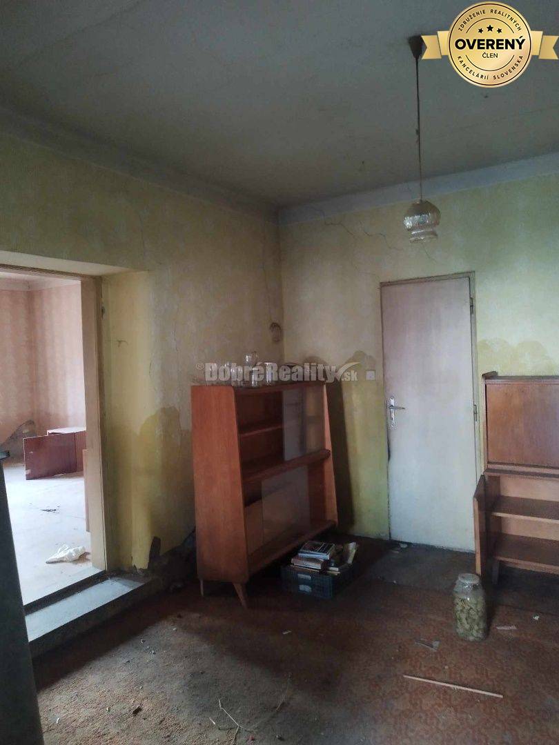 Starší rodinný dom v obci Vlčany , vhodný na kompletnú rekonštrukciu