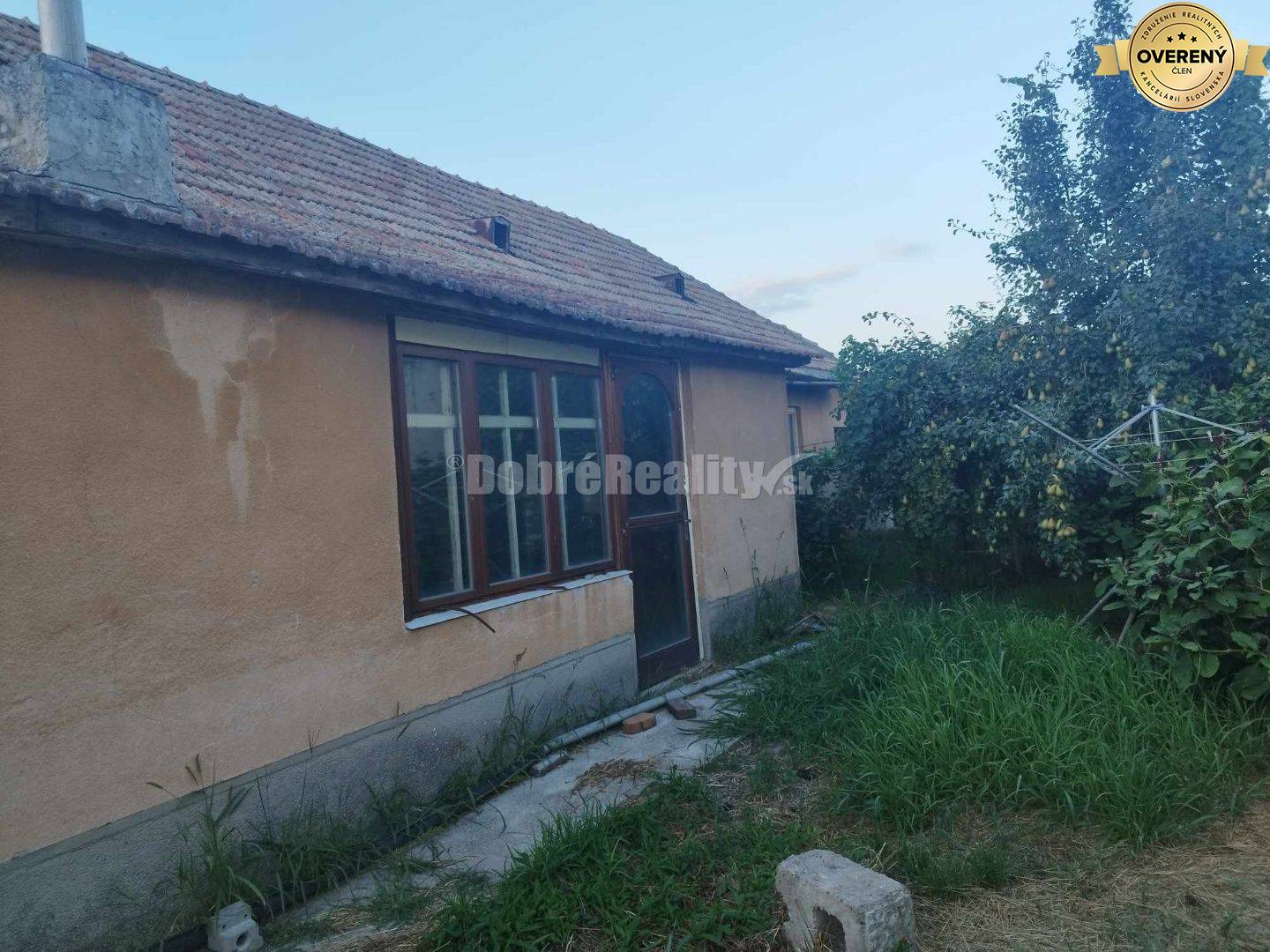 Starší rodinný dom v obci Vlčany , vhodný na kompletnú rekonštrukciu