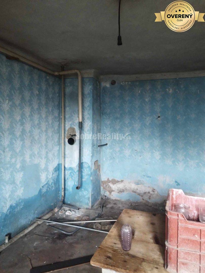 Starší rodinný dom v obci Vlčany , vhodný na kompletnú rekonštrukciu