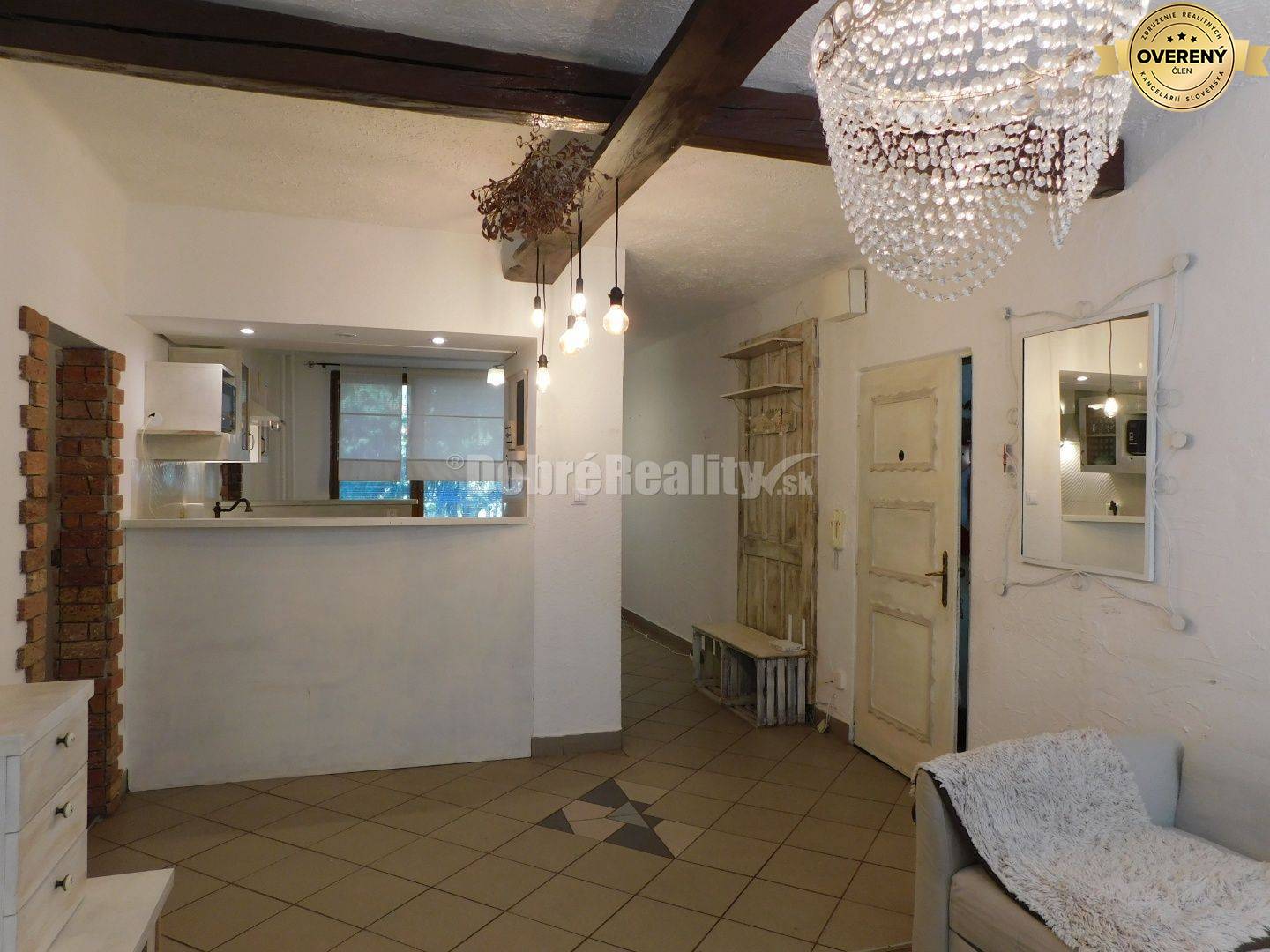 Ponúkame Vám na predaj priestranný, zrekonštruovaný 3-izb. byt vo vidi