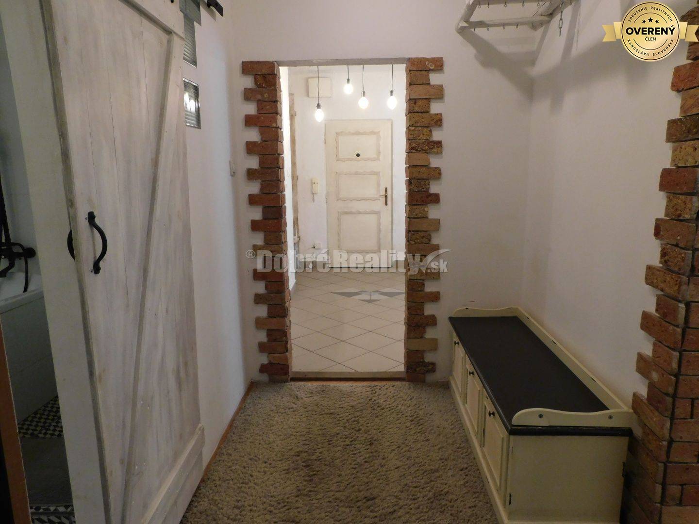 Ponúkame Vám na predaj priestranný, zrekonštruovaný 3-izb. byt vo vidi