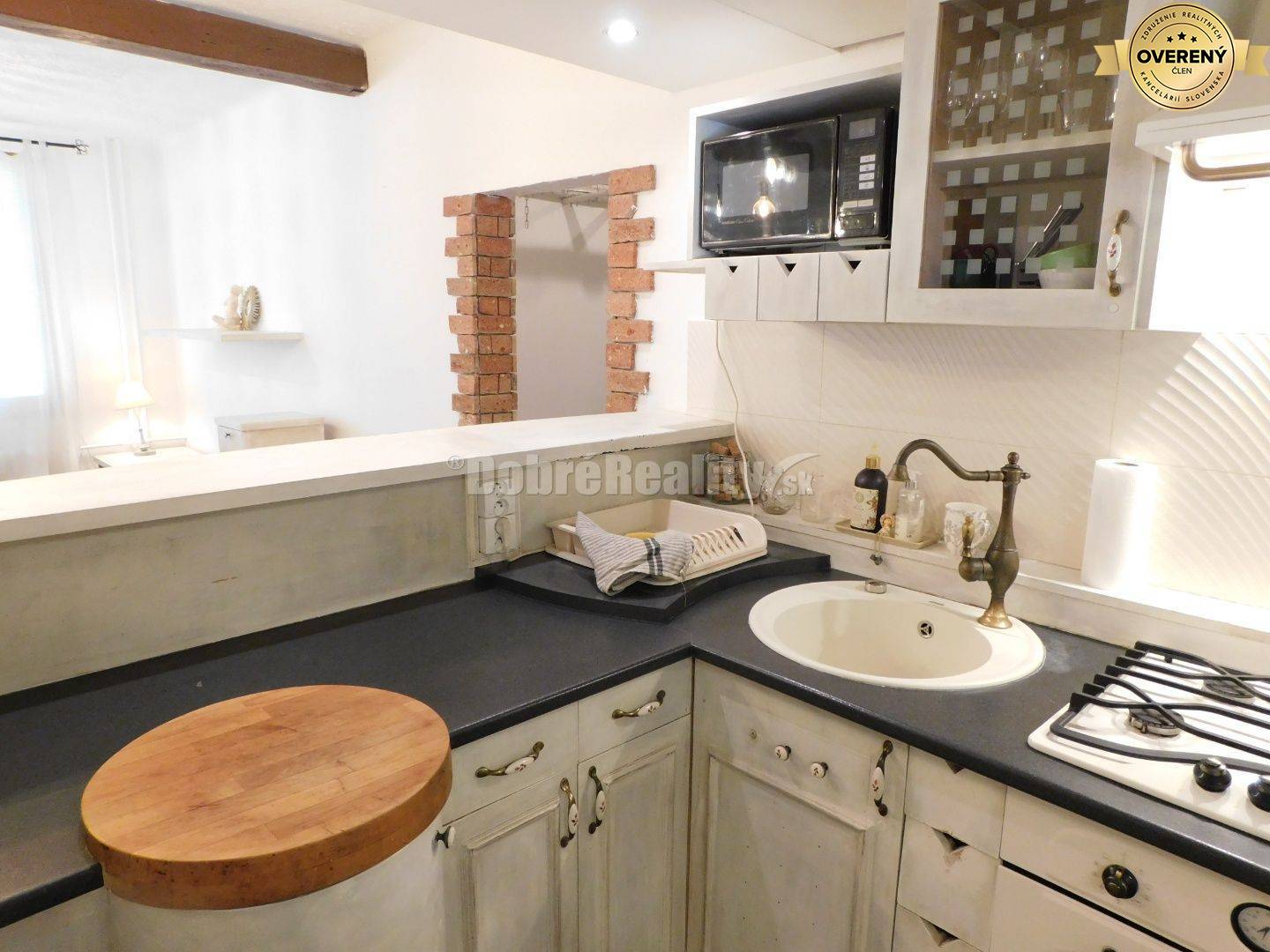 Ponúkame Vám na predaj priestranný, zrekonštruovaný 3-izb. byt vo vidi