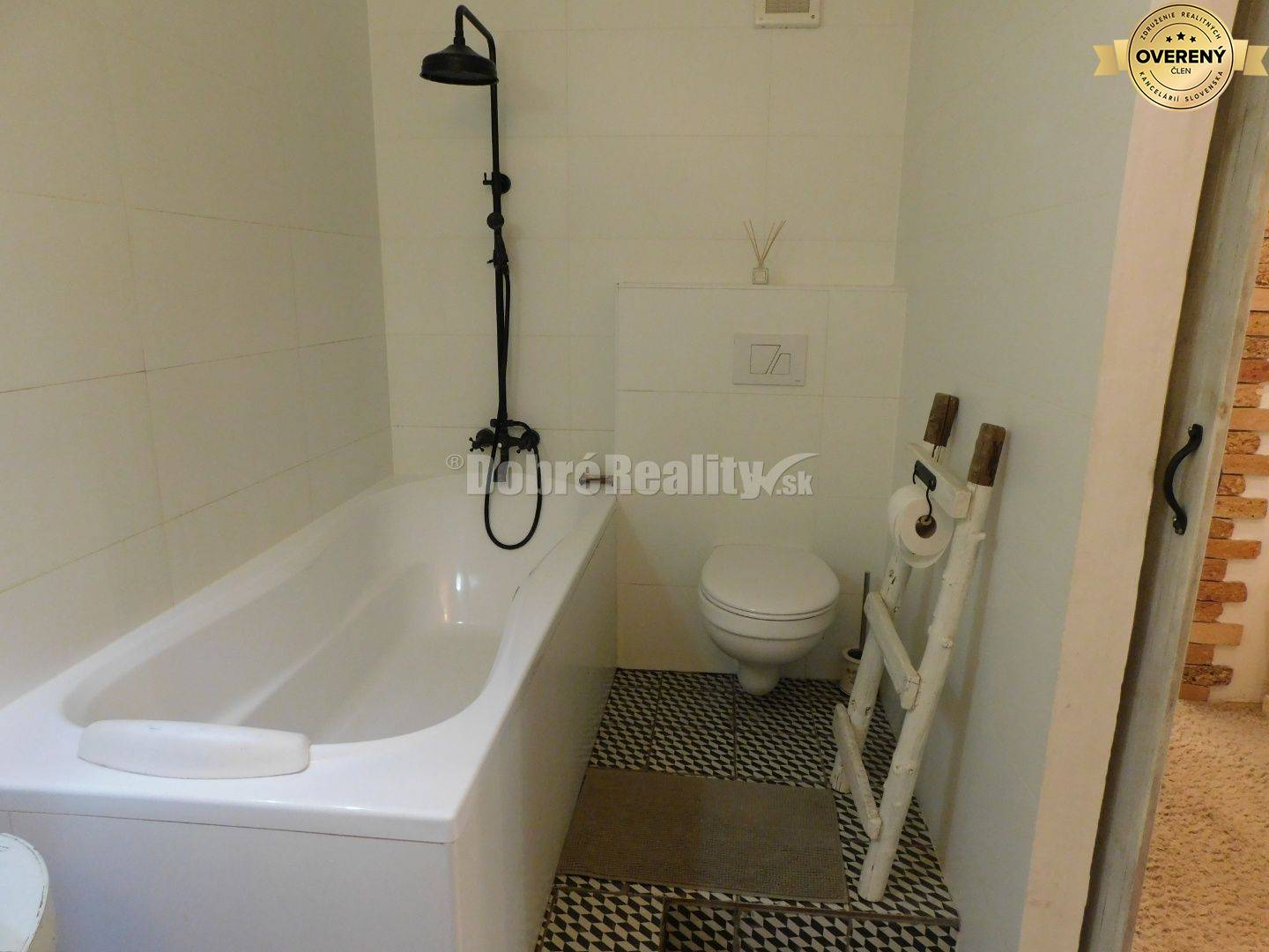 Ponúkame Vám na predaj priestranný, zrekonštruovaný 3-izb. byt vo vidi