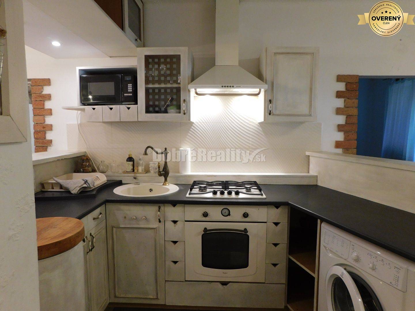 Ponúkame Vám na predaj priestranný, zrekonštruovaný 3-izb. byt vo vidi