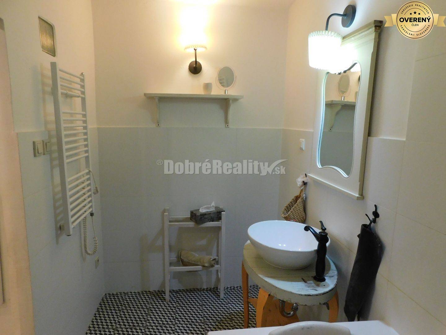 Ponúkame Vám na predaj priestranný, zrekonštruovaný 3-izb. byt vo vidi