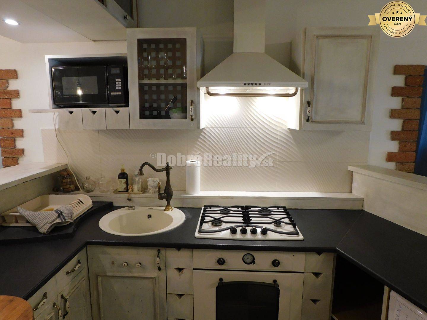 Ponúkame Vám na predaj priestranný, zrekonštruovaný 3-izb. byt vo vidi