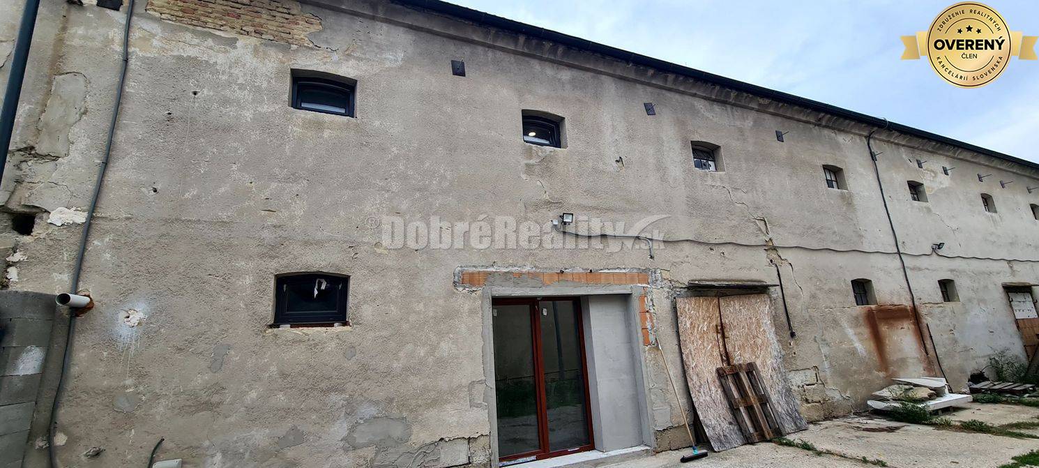 REZERVOVANÉ-objekt na bývanie aj podnikanie v centre obce Tešedíkovo,