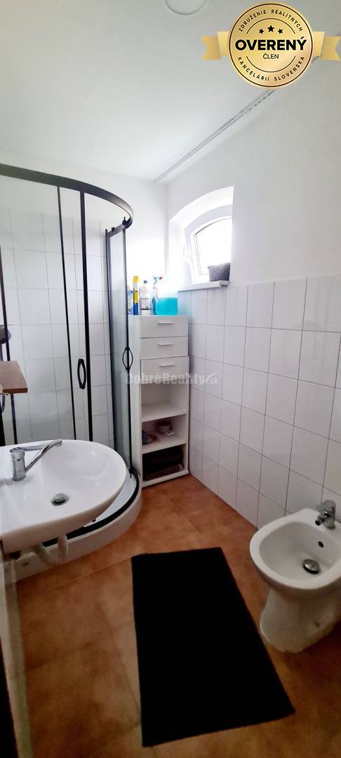 REZERVOVANÉ-objekt na bývanie aj podnikanie v centre obce Tešedíkovo,