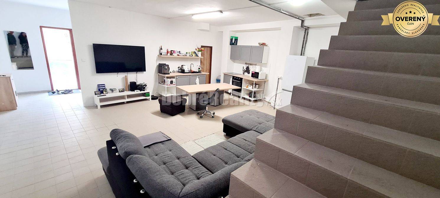 REZERVOVANÉ-objekt na bývanie aj podnikanie v centre obce Tešedíkovo,