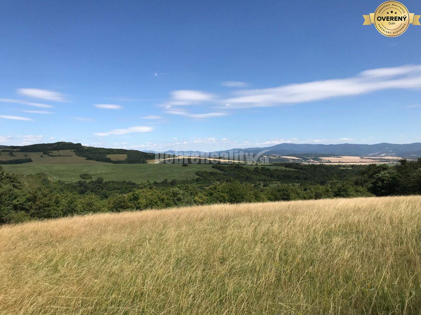 Ponuka slnečných pozemkov pre Váš pokojný domov alebo rekreáciu v Bzi