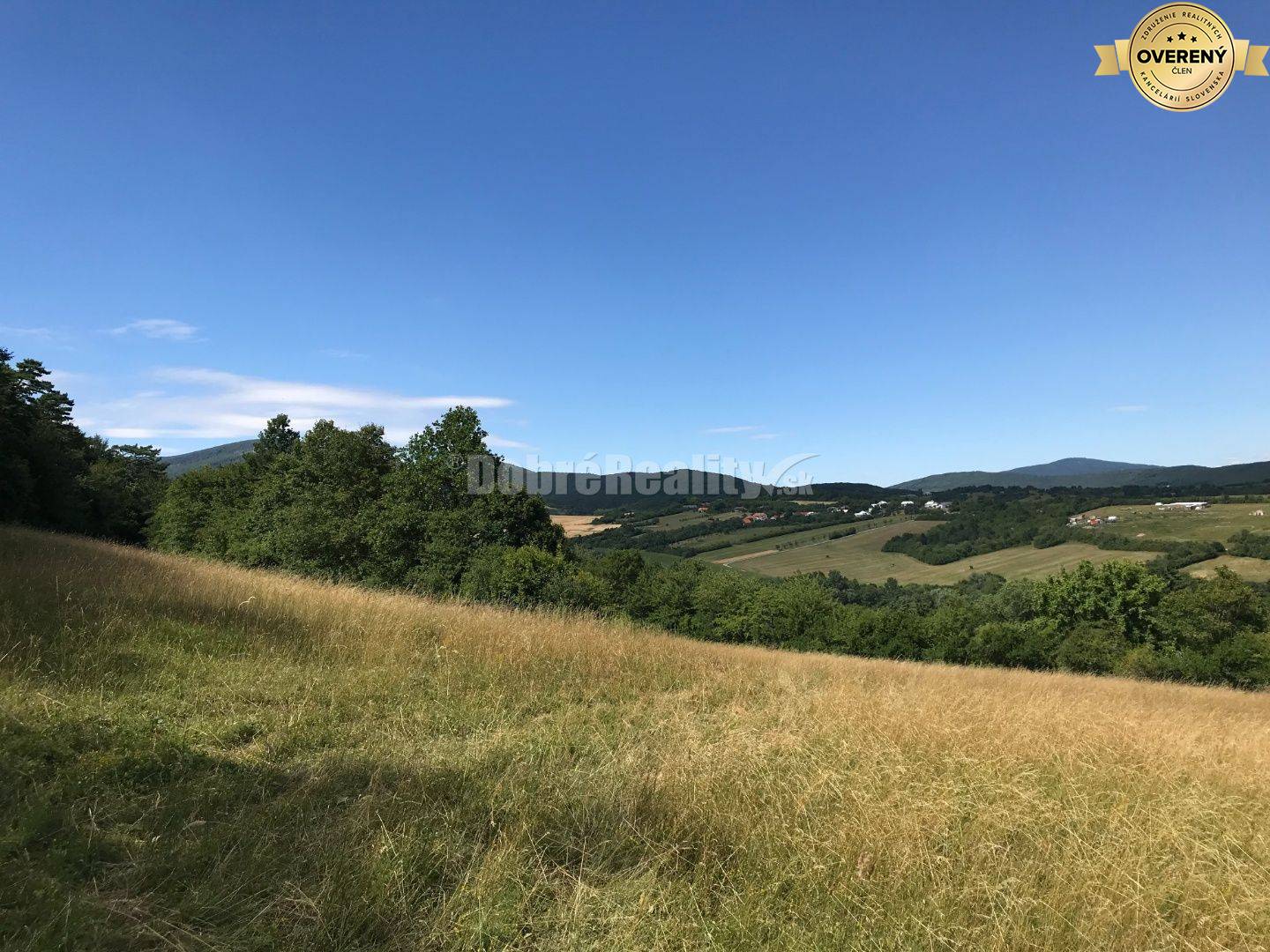 Ponuka slnečných pozemkov pre Váš pokojný domov alebo rekreáciu v Bzi