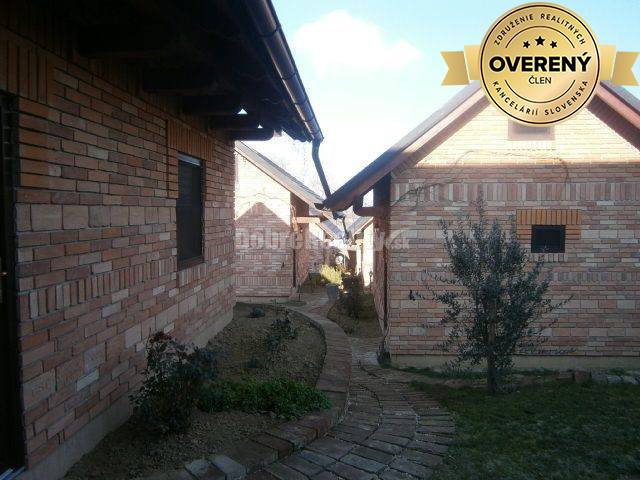 Chatkový komplex šiestich chát na predaj v obci Podhájska !