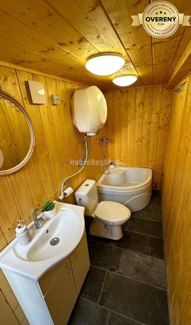 Dobré reality Vám ponúkajú na predaj obývateľnú chatu v krásnej lokal