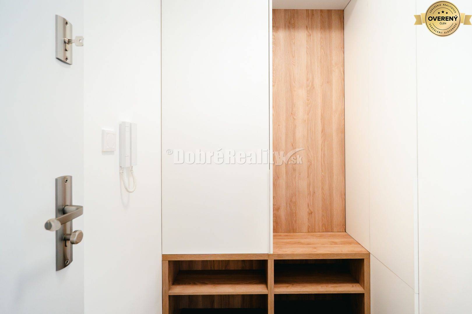 PREDAJ: Nadštandardný, zariadený 4 izbový byt v exkluzívnej rezidencii