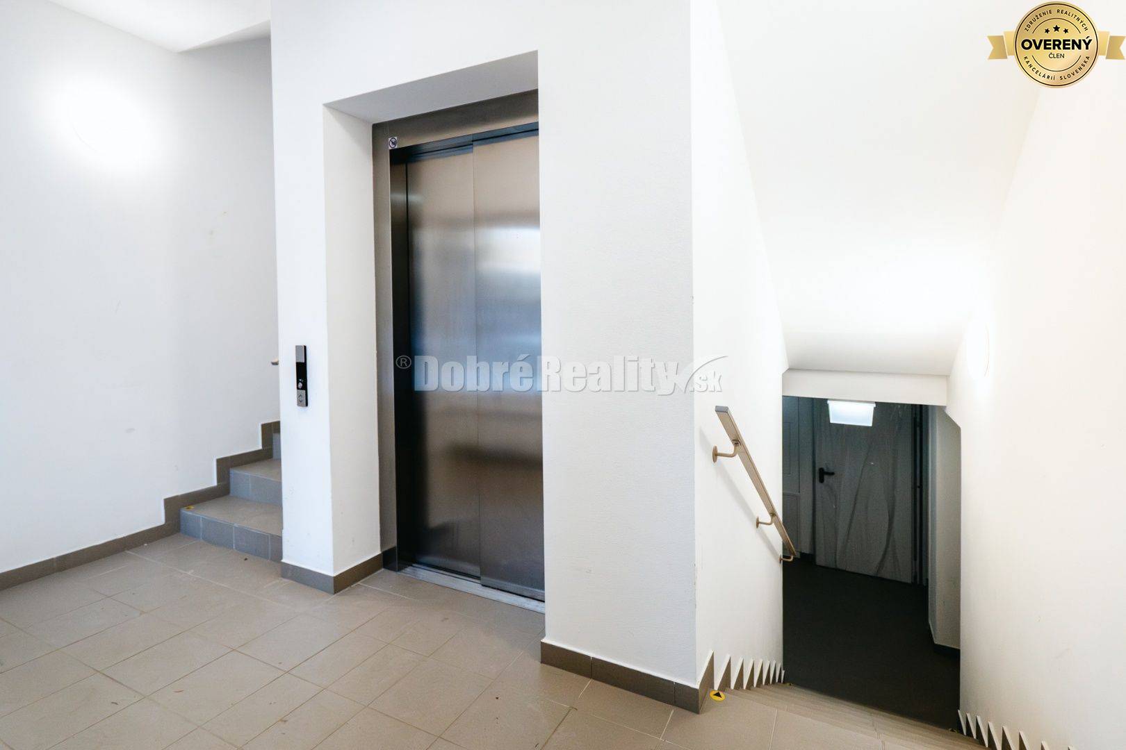 PREDAJ: Nadštandardný, zariadený 4 izbový byt v exkluzívnej rezidencii