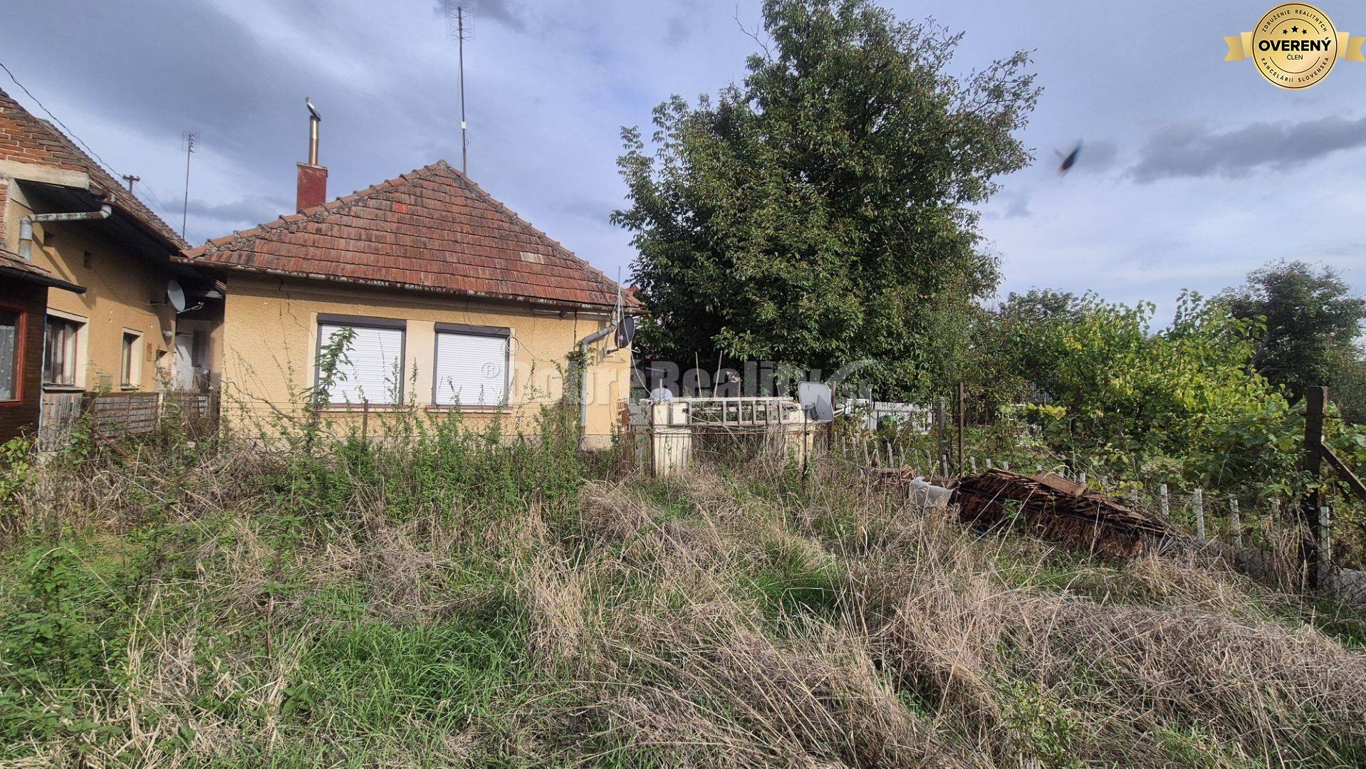 Veľký pozemok s domom.