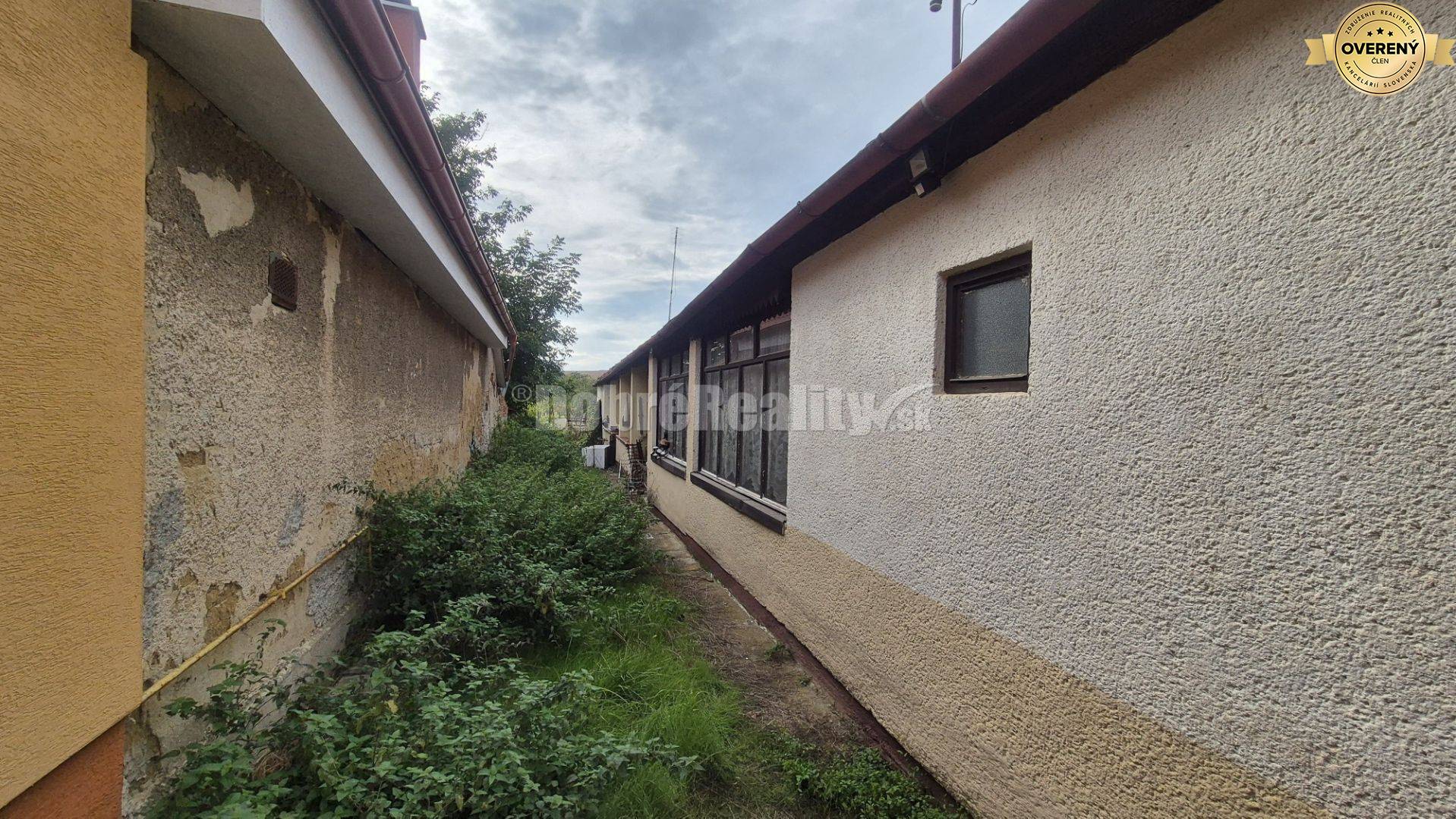 Veľký pozemok s domom.