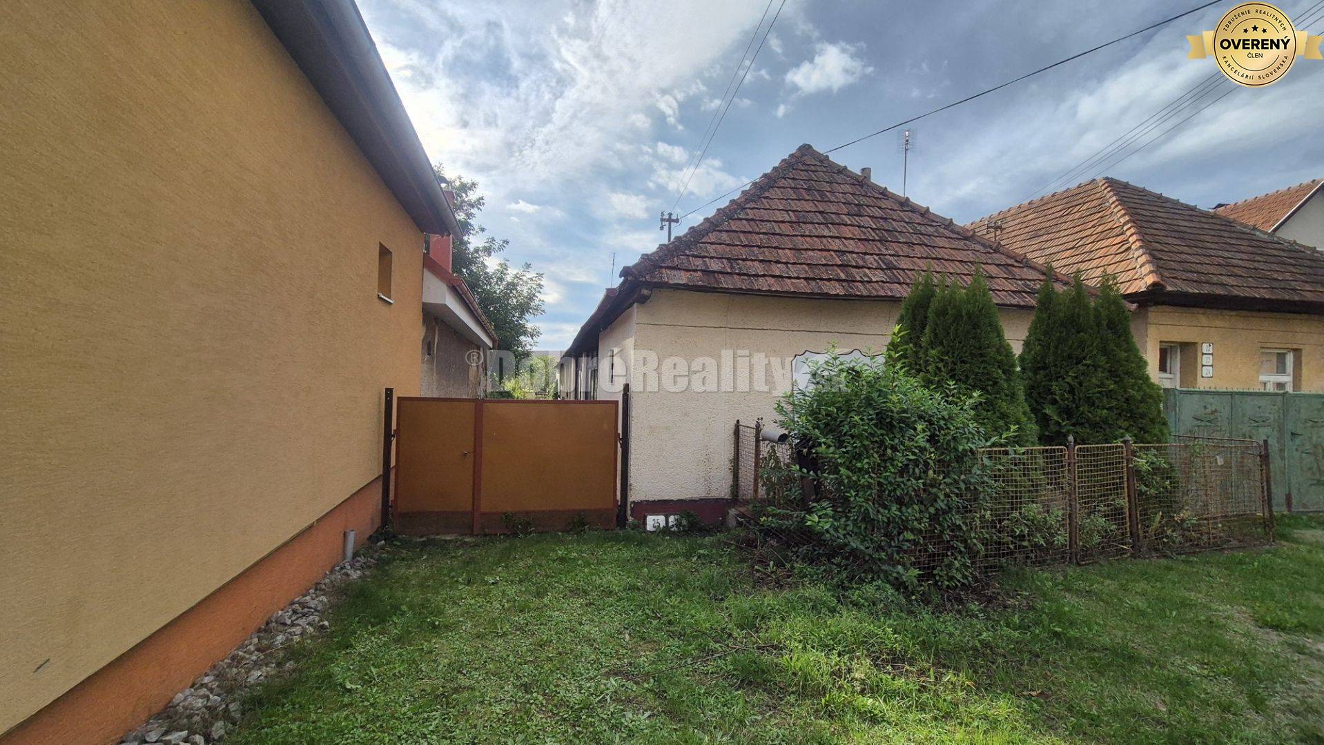 Veľký pozemok s domom.