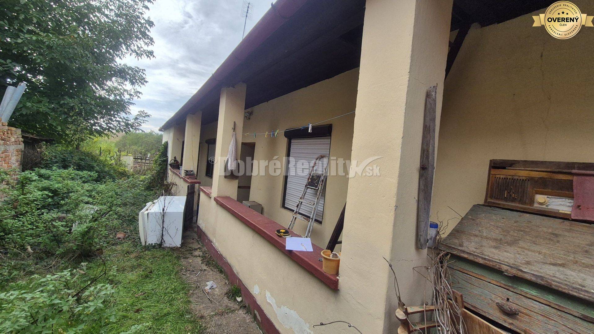 Veľký pozemok s domom.