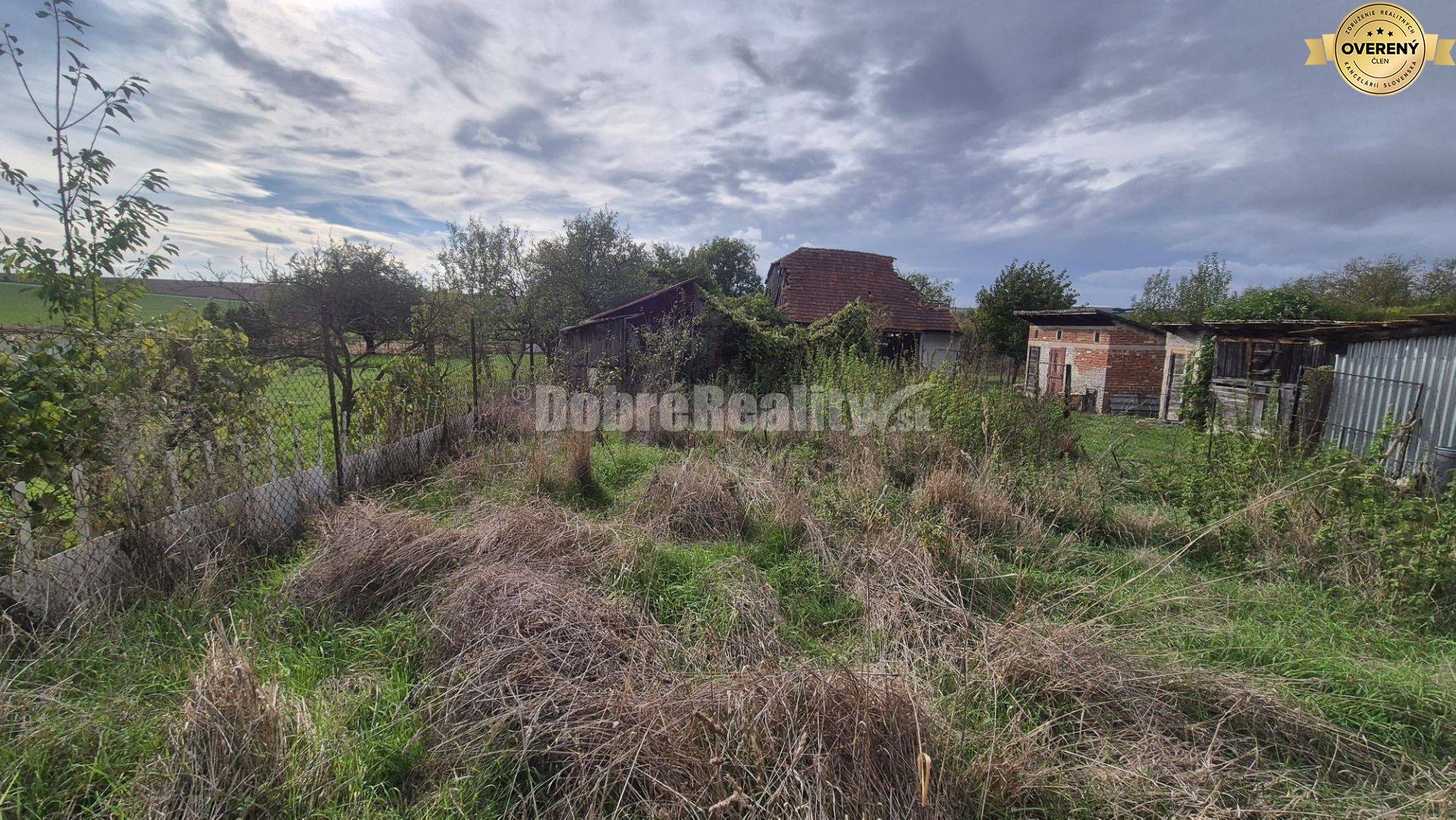 Veľký pozemok s domom.