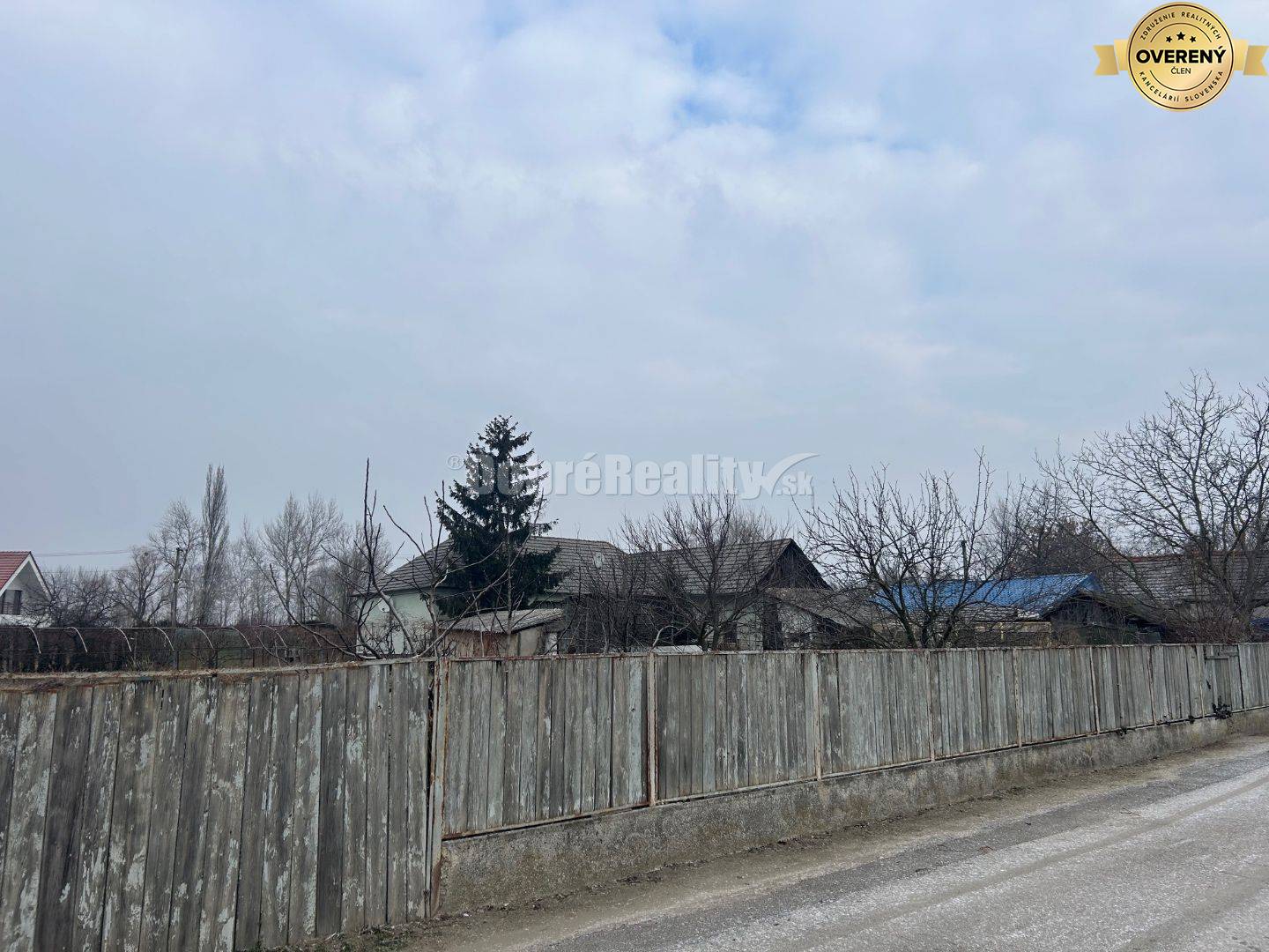 Priestranný a slnečný pozemok na predaj!