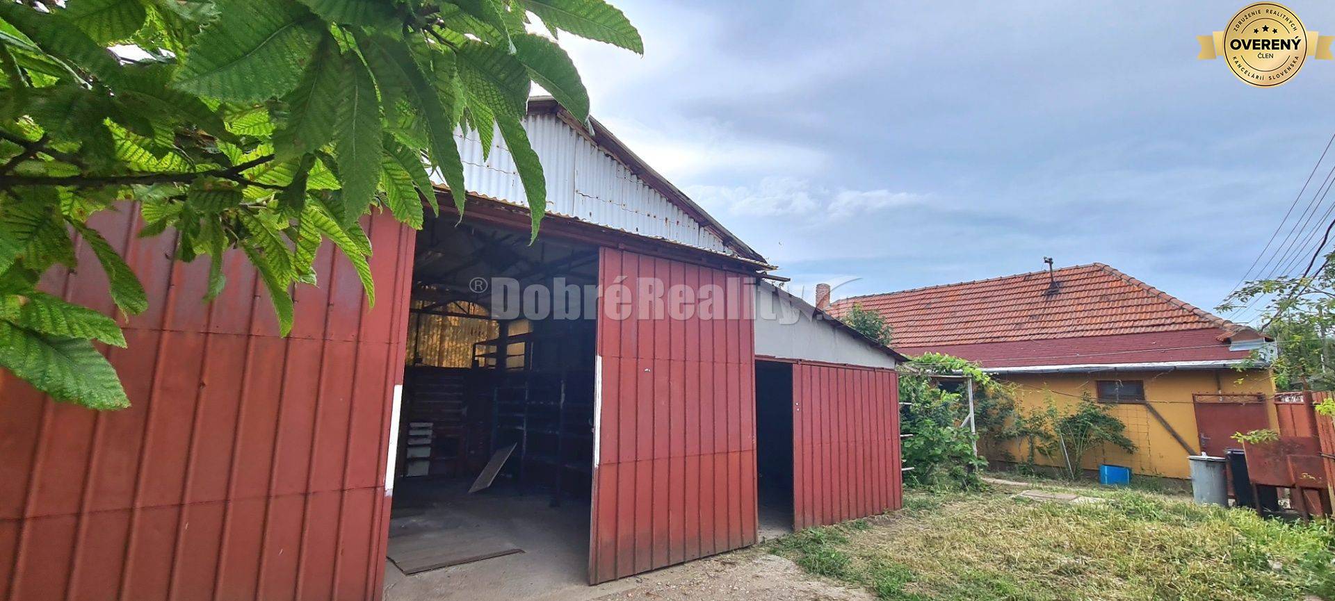 Dobré reality- široký pozemok 754m2 v pokojnej ulici v obce Tešedíkovo