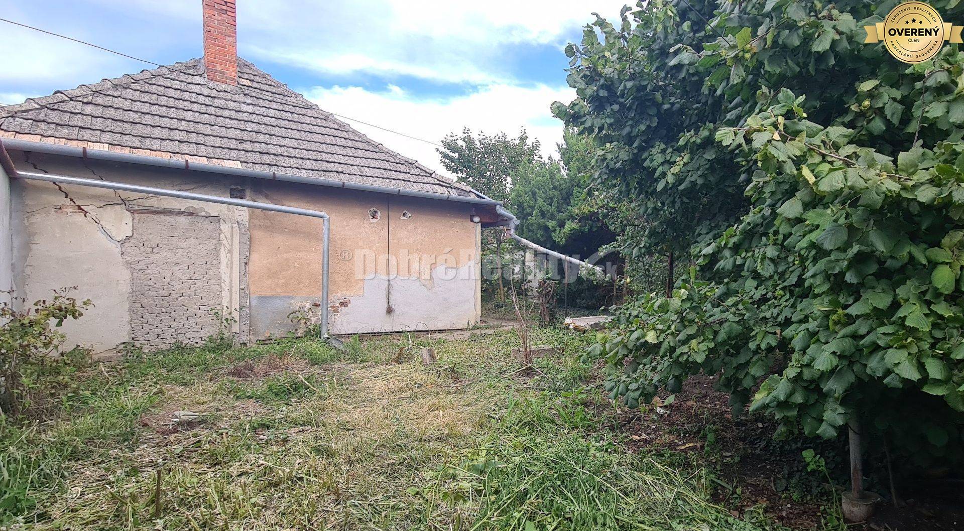 Dobré reality- široký pozemok 754m2 v pokojnej ulici v obce Tešedíkovo