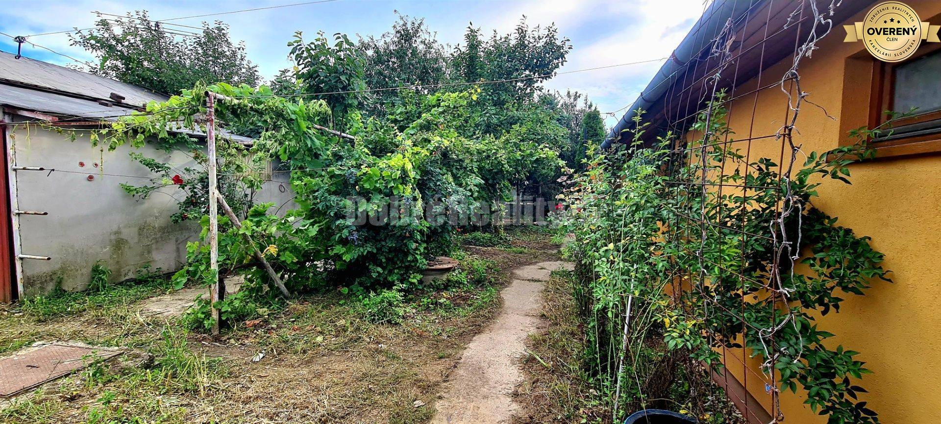 Dobré reality- široký pozemok 754m2 v pokojnej ulici v obce Tešedíkovo