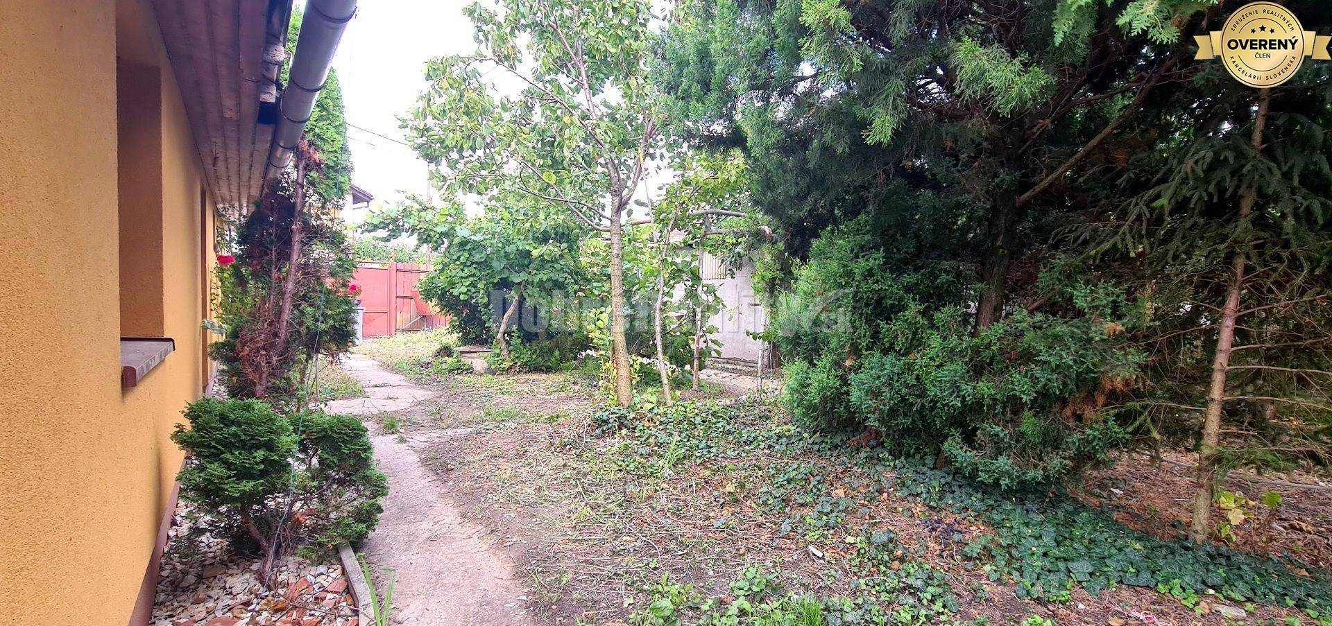 Dobré reality- široký pozemok 754m2 v pokojnej ulici v obce Tešedíkovo