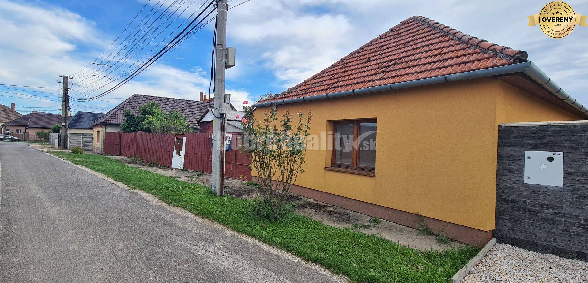 Dobré reality- široký pozemok 754m2 v pokojnej ulici v obce Tešedíkovo