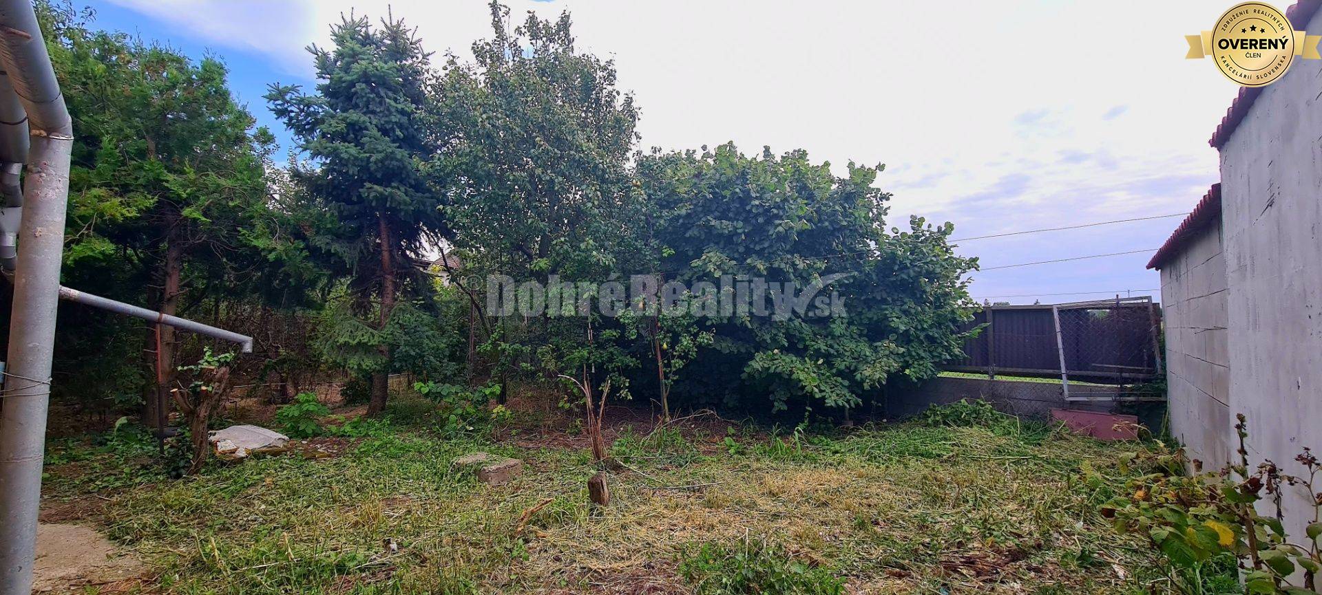 Dobré reality- široký pozemok 754m2 v pokojnej ulici v obce Tešedíkovo