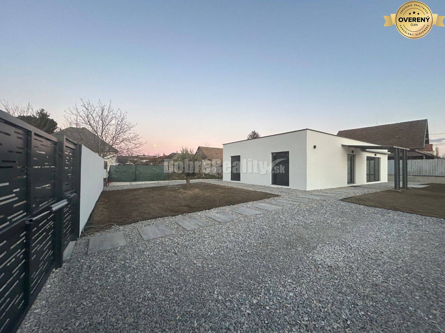 Štýlový rodinný dom z lodných kontajnerov, na predaj.