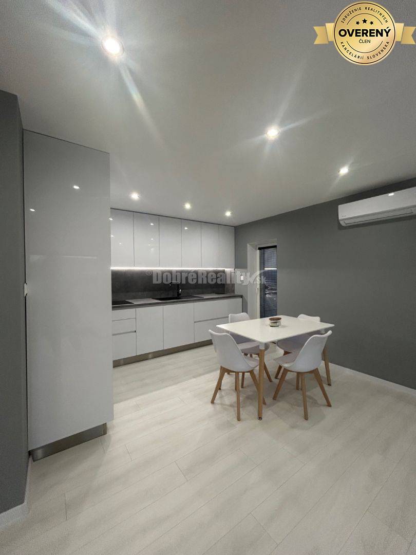 Štýlový rodinný dom z lodných kontajnerov, na predaj.