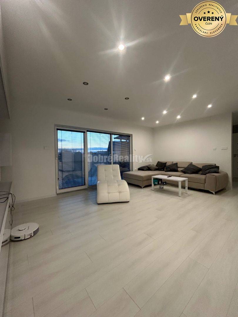 Štýlový rodinný dom z lodných kontajnerov, na predaj.