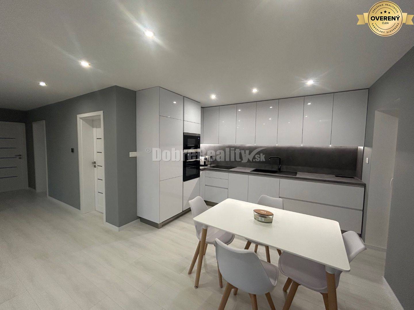 Štýlový rodinný dom z lodných kontajnerov, na predaj.