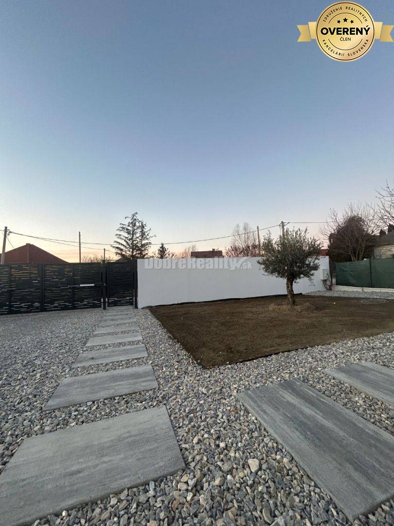 Štýlový rodinný dom z lodných kontajnerov, na predaj.