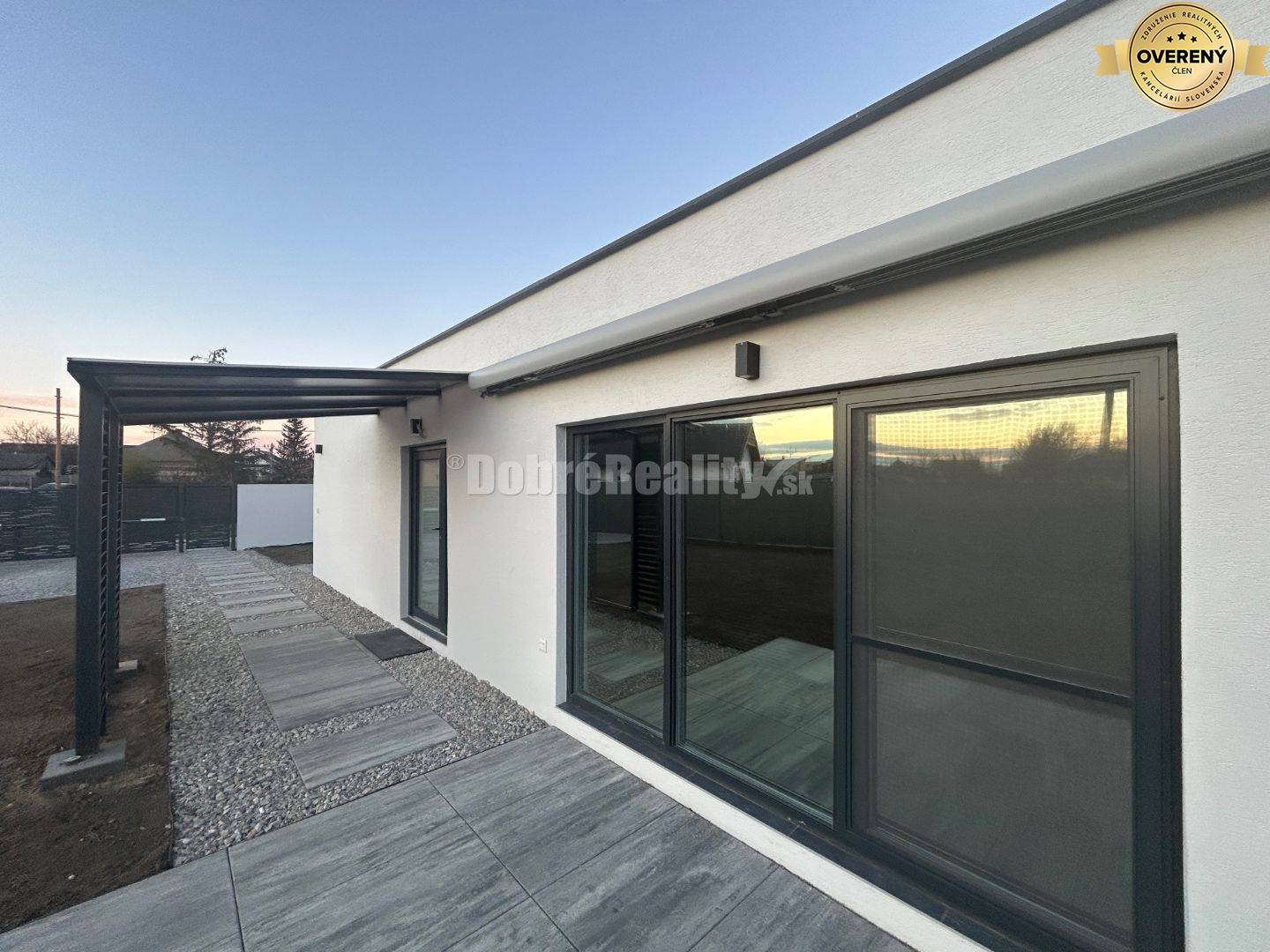 Štýlový rodinný dom z lodných kontajnerov, na predaj.